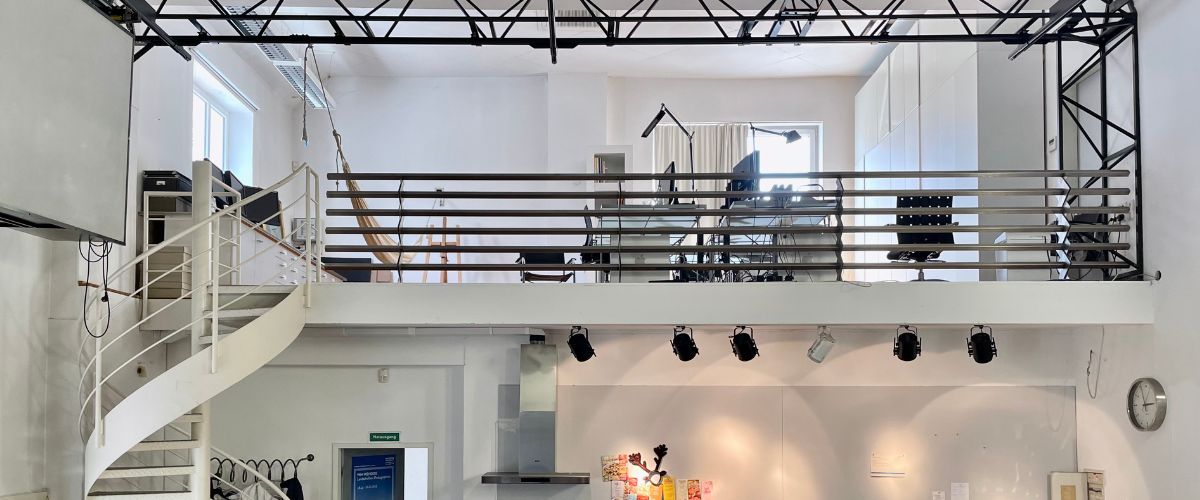 Das Atelier im Hof Innen mit Empore