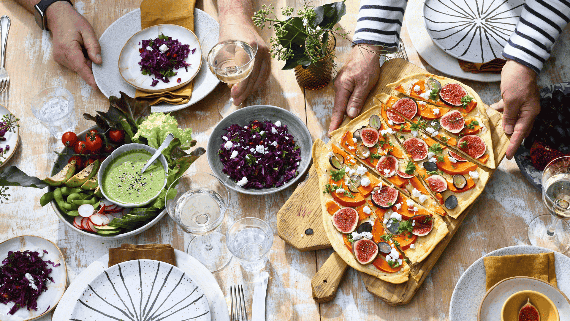 Gedeckter Tisch mit Flammkuchen und Rotkraut Salat