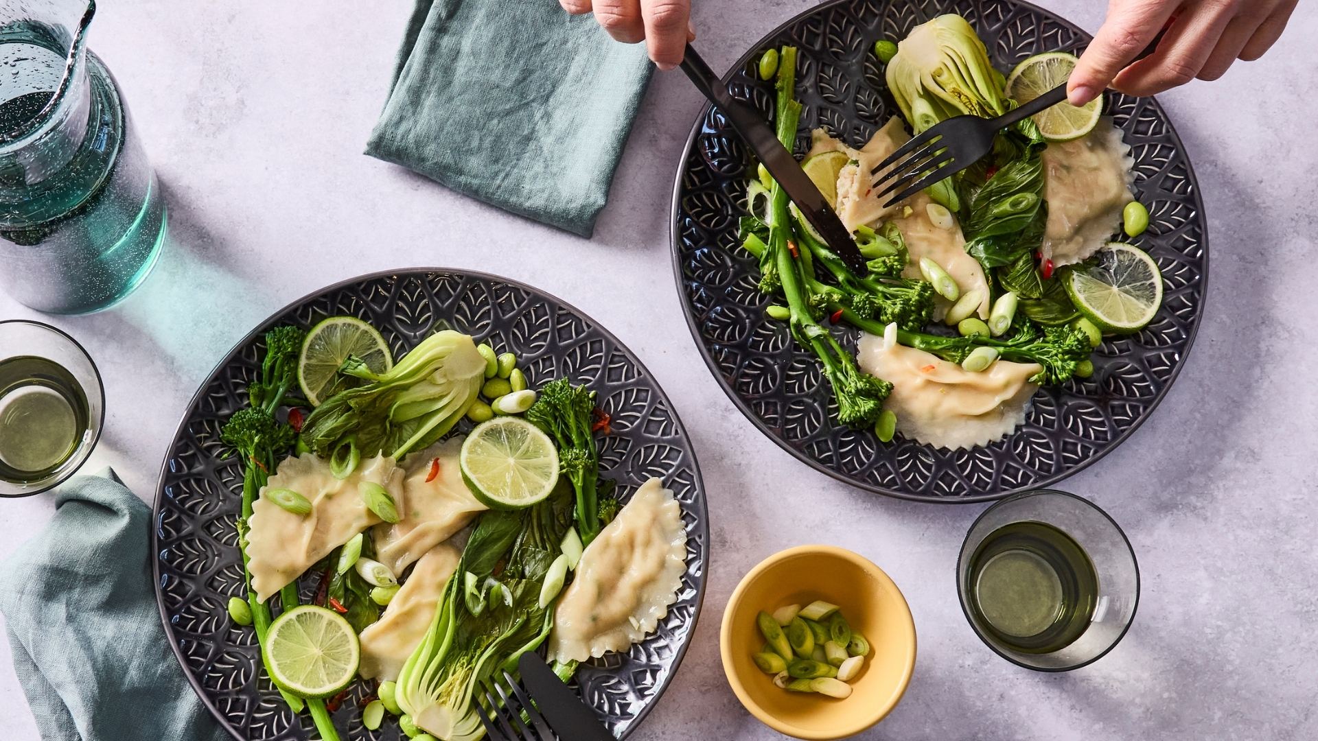2 Teller mit Wildgarnelen - Ravioli in Limetten-Dashi mit Pak-choi, Edamame und Brokkoli