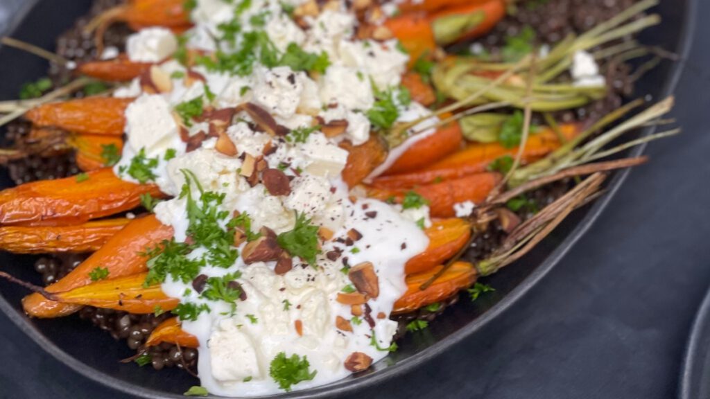 glasierte Karotten auf Belugalinsen